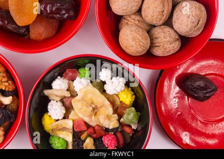 Verschiedene getrocknete Früchte, Nüsse und Walnüsse auf dem weißen Hintergrund Stockfoto