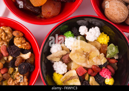Verschiedene getrocknete Früchte, Nüsse und Walnüsse auf dem weißen Hintergrund Stockfoto