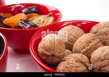 Walnüsse und verschiedene getrocknete Früchte auf dem weißen Hintergrund Stockfoto