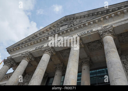 Dem Deutshen Volke (für das deutsche Volk)-der Eingang in den Reichstag in Berlin Stockfoto