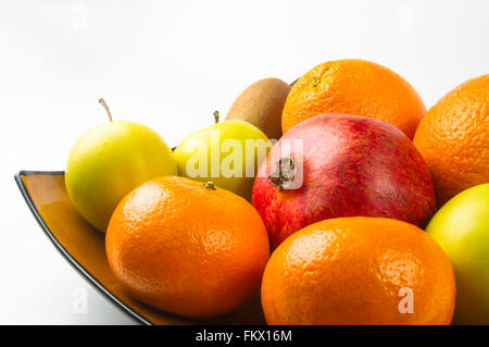 Auswahl an exotischen Früchten auf weißem Hintergrund Stockfoto