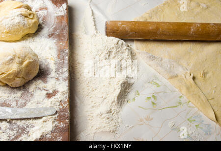 Mehl den Teig auf einem Holzbrett Stockfoto