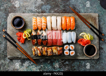 Sushi Nigiri und Sushi Rolls Set serviert für zwei Personen auf grauem Stein Schiefer auf Metall Hintergrund Stockfoto