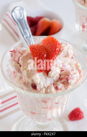 Eton mess Ein traditioneller englischer Sommer Dessert mit Erdbeeren Himbeeren Baiser und Sahne Stockfoto