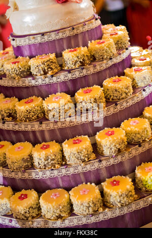Hochzeitstorte mit Cupcakes gemacht Stockfoto