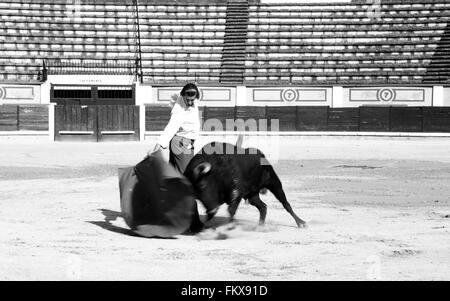 BADAJOZ, Spanien, Mai 11: Training hinter verschlossenen Türen am 11. Mai 2010 in Badajoz, Spanien Stierkampf. Der Torero Israel Lancho Stockfoto