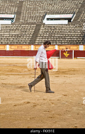 BADAJOZ, Spanien, Mai 11: Training hinter verschlossenen Türen am 11. Mai 2010 in Badajoz, Spanien Stierkampf. Der Torero Israel Lancho Stockfoto