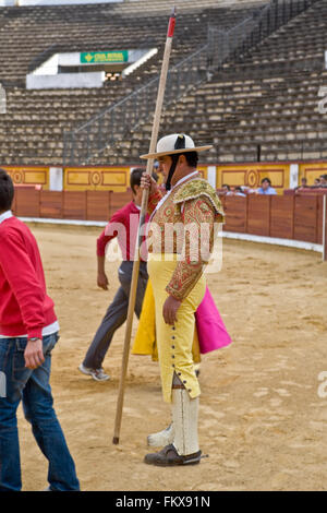 BADAJOZ, Spanien, Mai 11: Training hinter verschlossenen Türen am 11. Mai 2010 in Badajoz, Spanien Stierkampf. Der Lancer stehend auf den sa Stockfoto