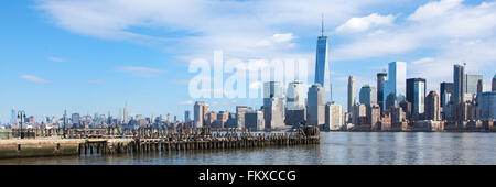 Panoramablick auf Manhattan wie vom Liberty State Park am 6. März 2016 zu sehen. Stockfoto