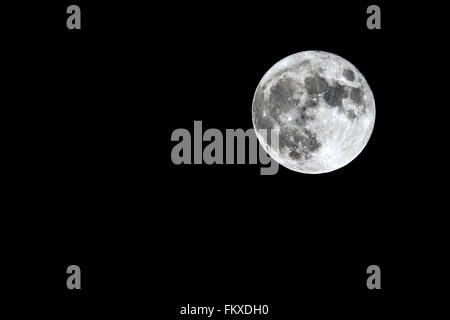 Der Vollmond ist auf schwarzem Hintergrund isoliert gesehen. Hoher Kontrast, hochauflösendes Bild mit einem full-Frame Dslr-Kamera aufgenommen. Stockfoto