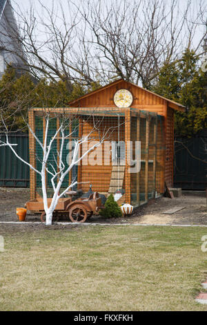 Huhn-Haus-Holzhaus auf dem Bauernhof Stockfoto