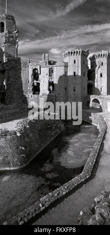 Der Wassergraben an Raglan Castle Monmouthshire Wales, UK s/w-vertikal Stockfoto