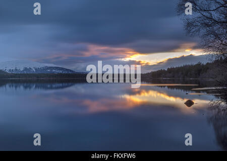 Sonnenuntergang über Loch Morlich, Glenmore, Schottland, März 2016. Stockfoto