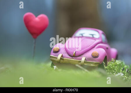 Retro-Auto im Wald mit herzförmigen Zeichen Stockfoto
