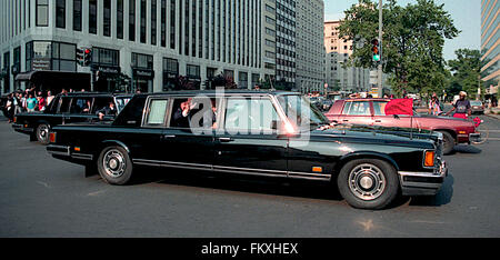 Washington, DC, USA, 31. Mai 1990, den, die russischen Präsidenten Mikhail Sergeyevich Gorbahev aus dem Fenster seiner ZIi Limousine "Wellenlinien" Da reitet er hin und her von der russischen Botschaft aufbauend auf 16th Street ins Weiße Haus für, Gipfeltreffen mit Präsident George H.W. Bush.  Bildnachweis: Mark Reinstein Stockfoto