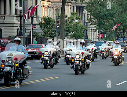 Washington, DC, USA, 31. Mai 1990 Washington DC Metropolitan Police zusammen mit U.S.. Park Police Motorräder bieten Begleitservice für russischen Präsidenten Mikhail Sergeyevich Gorbahev Korsos da reitet er hin und her von der russischen Botschaft aufbauend auf 16th Street ins Weiße Haus für Gipfeltreffen mit Präsident George H.W. Bush.  Bildnachweis: Mark Reinstein Stockfoto