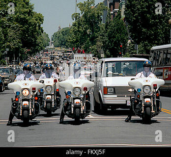 Washington, DC, USA, 31. Mai 1990 Washington DC Metropolitan Police zusammen mit U.S.. Park Police Motorräder bieten Begleitservice für russischen Präsidenten Mikhail Sergeyevich Gorbahev Korsos da reitet er hin und her von der russischen Botschaft aufbauend auf 16th Street ins Weiße Haus für Gipfeltreffen mit Präsident George H.W. Bush.  Bildnachweis: Mark Reinstein Stockfoto