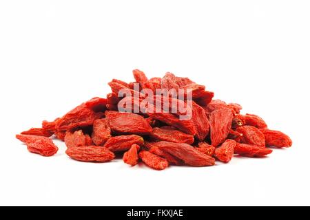 Haufen von Goji-Beeren isoliert auf einem weißen Hintergrund, Seitenansicht Stockfoto