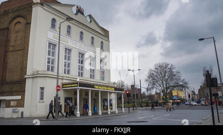 Old Vic ist ein Theater nur Süd-östlich von Waterloo Station in London an der Ecke von The Cut und Waterloo Road. Stockfoto