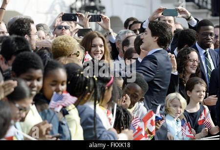 Washington, District Of Columbia, USA. 10. März 2016. Premierminister Justin Trudeau aus Kanada schüttelt Hände mit Gästen im Rahmen einer offiziellen Ankunft Zeremonie eine des weißen Hauses, 10. März 2016 in Washington, DC. Bildnachweis: Olivier Douliery/Pool über CNP Credit: Olivier Douliery/CNP/ZUMA Draht/Alamy Live-Nachrichten Stockfoto