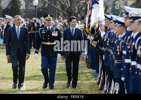 Washington, District Of Columbia, USA. 10. März 2016. US-Präsident Barack Obama, Bewertungen Links, die Truppen mit Premierminister Justin Trudeau aus Kanada, direkt, während einer Zeremonie der Ankunft auf dem South Lawn des weißen Hauses in Washington, DC am Donnerstag, 10. März 2016. Bildnachweis: Olivier Douliery/Pool über CNP Credit: Olivier Douliery/CNP/ZUMA Draht/Alamy Live-Nachrichten Stockfoto