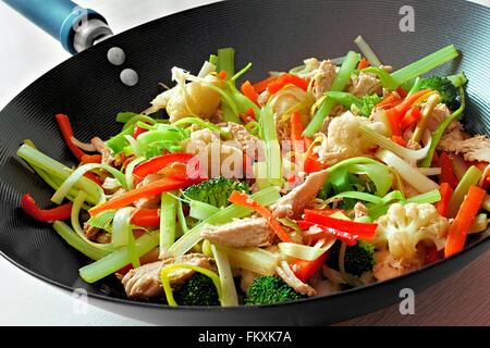 Pfannengerichte mit gemischten Gemüse und Huhn, Nahaufnahme in einem Wok Stockfoto