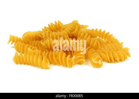 Haufen von ungekocht trocken Rotini Nudeln isoliert auf weißem Hintergrund Stockfoto