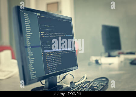 Web-Site Codes auf Computer-Monitor im Büro Stockfoto