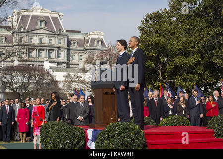 Washington, District Of Columbia, USA. 10. März 2016. U.S. President Barack Obama (R) empfängt Premierminister von Kanada Justin Trudeau (L) bei einer Feier der Ankunft auf dem South Lawn des weißen Hauses in Washington, DC, USA, 10. März 2016. Dies ist der erste offizielle Besuch von Premierminister von Kanada Justin Trudeau ins Weiße Haus. Bildnachweis: Jim LoScalzo/Pool über CNP Credit: Jim Loscalzo/CNP/ZUMA Draht/Alamy Live-Nachrichten Stockfoto