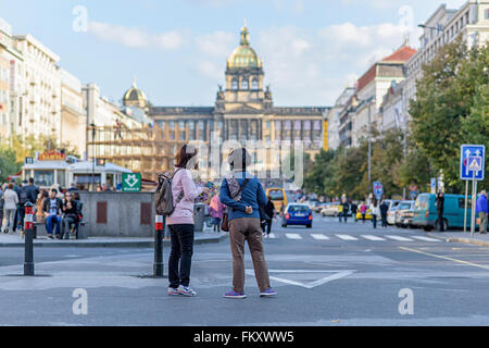 Touristen auf dem Wenzelsplatz in Prag Stockfoto