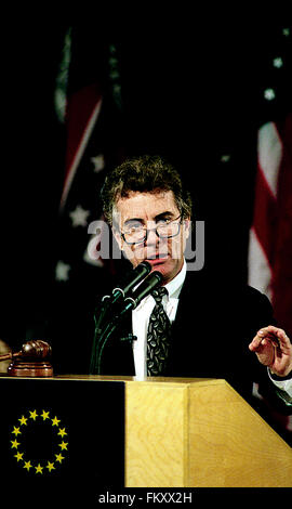 Washington, DC, USA, Februar 1997 John Walsh Jr.  Host von "Amerikas Most Wanted" TV-show Adressen der National Governors Association-Wintermeeting. Walsh ist eine amerikanische Fernseh-Persönlichkeit, Kriminalpolizist, Menschen und Rechte Opferanwalt und den Host sowie Schöpfer, Amerikas Most Wanted. Walsh ist bekannt für seine Anti-Verbrechen-Aktivismus und seine extremen Hass von Verbrechern, mit denen er engagierte sich nach der Ermordung seines Sohnes, Adam, 1981; im Jahr 2008 wurde der späten Serienmörder Ottis Toole als Mörder von Walsh es Sohn benannt. Bildnachweis: Mark Reinstein Stockfoto