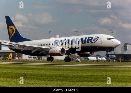 Eine Boeing 737, die von Ryanair betrieben wurde, landete in Prag, Tschechien Stockfoto