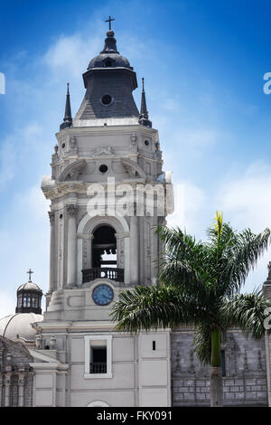 alte Kirche mit einer Uhr an sonnigen Tag Stockfoto