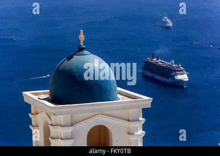 Griechenland Santorini Kreuzfahrtschiff liegt in der Bucht. Blaue Kuppel der griechischen Kirche Griechenland Inseln Europa Stockfoto