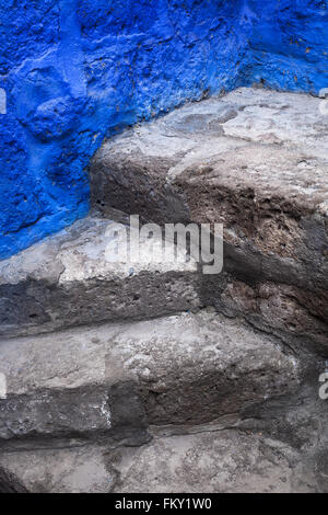 schöne alte Treppe und blaue Wand Stockfoto