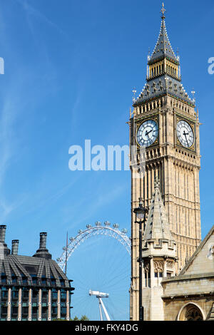 Blick auf Big Ben Uhrturm vom Parlament Square in London.  Millenium Wheel im Hintergrund.  Platz für Kopie. Stockfoto