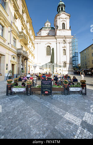 Touristen auf dem Altstädter Ring in Prag vor Sankt Nikolauskirche Stockfoto