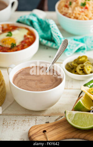 Mexikanische heiße Schokolade auf einem Frühstückstisch Stockfoto