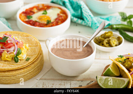 Mexikanische heiße Schokolade auf einem Frühstückstisch Stockfoto