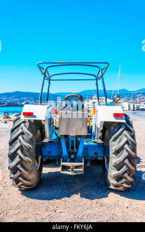 Alten Traktor in Agios Nikolaos, Kreta, Griechenland. Stockfoto