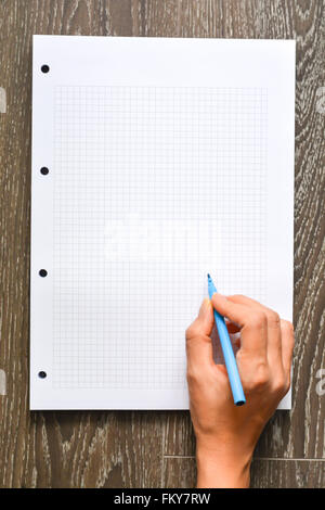 Frau Hand auf leere Mathe Buch schreiben Stockfoto