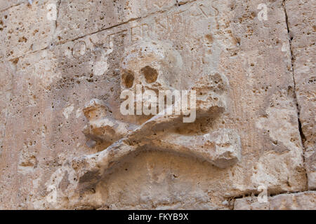 Castrojeriz, Spanien: Totenkopf im Parish Kirche von Santo Domingo. Inschrift über dem Schnitzen "O ETERNITAS" Stockfoto