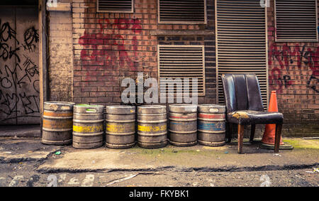 Bierfässer In einer Gasse hinter einer Bar oder Kneipe Stockfoto