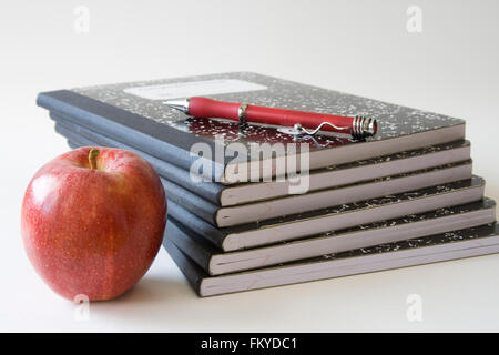 Schwarze Schule Notebooks mit Pen & apple Stockfoto
