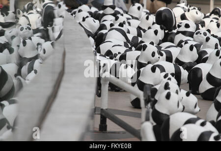 Bangkok, Thailand. 10. März 2016. Die 1600 Pandas Ausstellung des französischen Künstlers Paulo Grangeon vor Bangkok Kunst & Kulturzentrum angezeigt. Diese werden auf der ganzen Welt zu verbreiten die Nachricht über die Erhaltung der Umwelt, wobei 1.600 Pandas genau ihre Bevölkerung in den wilden Kredit links steht geflogen: Vichan Poti/Pacific Press/Alamy Live News Stockfoto