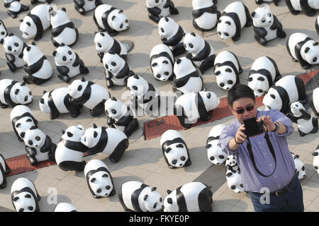 Bangkok, Thailand. 10. März 2016. Die 1600 Pandas Ausstellung des französischen Künstlers Paulo Grangeon vor Bangkok Kunst & Kulturzentrum angezeigt. Diese werden auf der ganzen Welt zu verbreiten die Nachricht über die Erhaltung der Umwelt, wobei 1.600 Pandas genau ihre Bevölkerung in den wilden Kredit links steht geflogen: Vichan Poti/Pacific Press/Alamy Live News Stockfoto