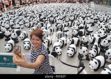 Bangkok, Thailand. 10. März 2016. Die 1600 Pandas Ausstellung des französischen Künstlers Paulo Grangeon vor Bangkok Kunst & Kulturzentrum angezeigt. Diese werden auf der ganzen Welt zu verbreiten die Nachricht über die Erhaltung der Umwelt, wobei 1.600 Pandas genau ihre Bevölkerung in den wilden Kredit links steht geflogen: Vichan Poti/Pacific Press/Alamy Live News Stockfoto