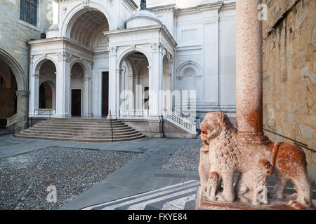 Porta de Leoni Rossi der Basilica di Santa Maria Maggiore, im Hintergrund, Dom, Città Alta, Bergamo, Lombardei, Italien. Stockfoto