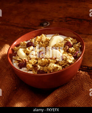 Müsli-Schale mit Preiselbeeren, Pekannüsse und Bananen Stockfoto