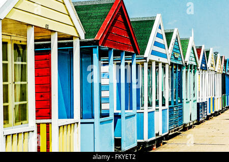 Alter und neuer blauer Strandhütten nebeneinander; Reihe von Strandhütten in Southwold Stockfoto